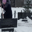 В селе Старая Гута Унечского района волонтеры школьного отряда «Шаг навстречу» очистили обелиск Героев от снега - Унечская газета