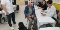 Житель Брянска пришел голосовать на избирательный участок с собакой-поводырем - Унечская газета